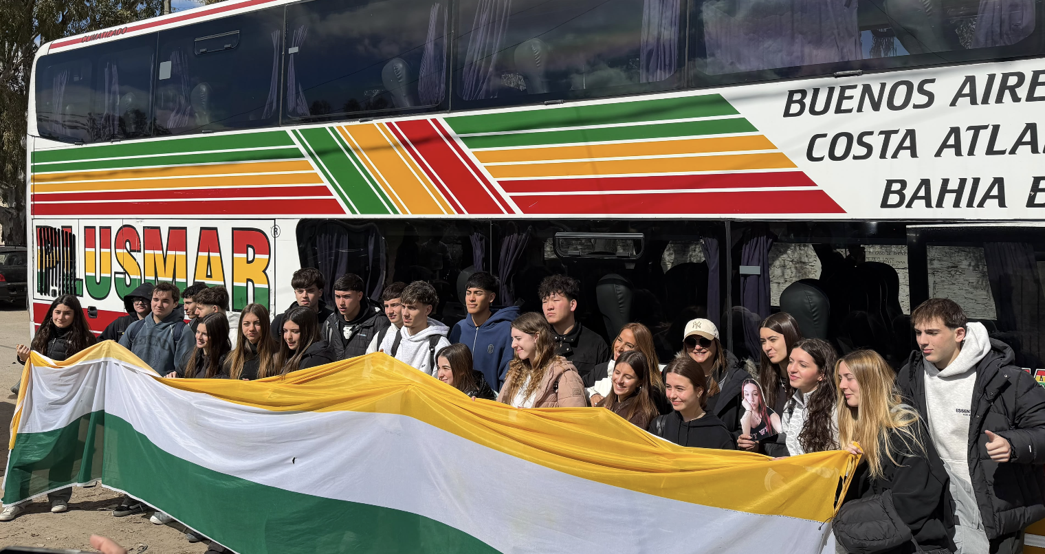 El grupo de egresados reunido frente al micro del viaje